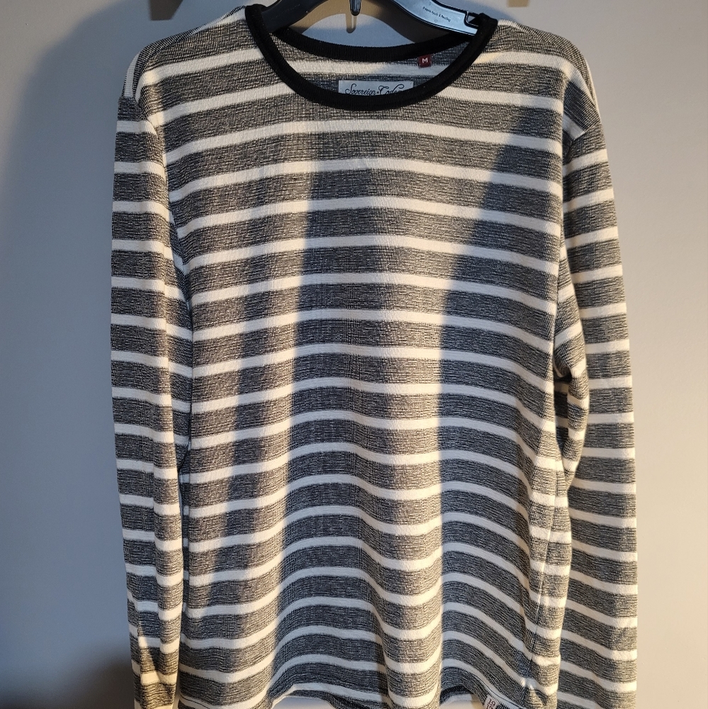 Sovereign Code Los Angeles long sleeve size medium. Color grayish or black white